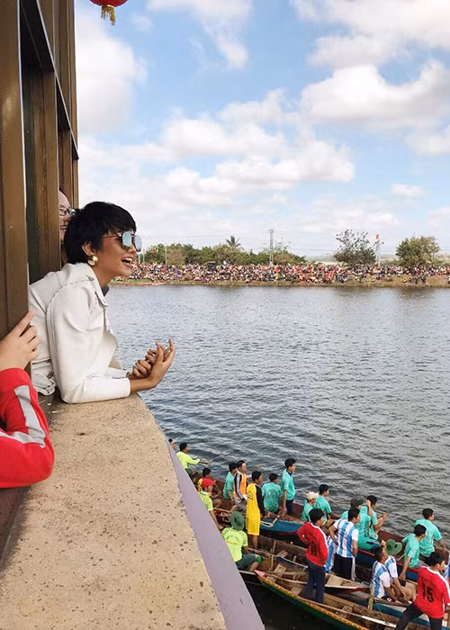 H'hen Niê hào hứng cổ vũ các đội thi trong lễ hội đua thuyền tại quê nhà.