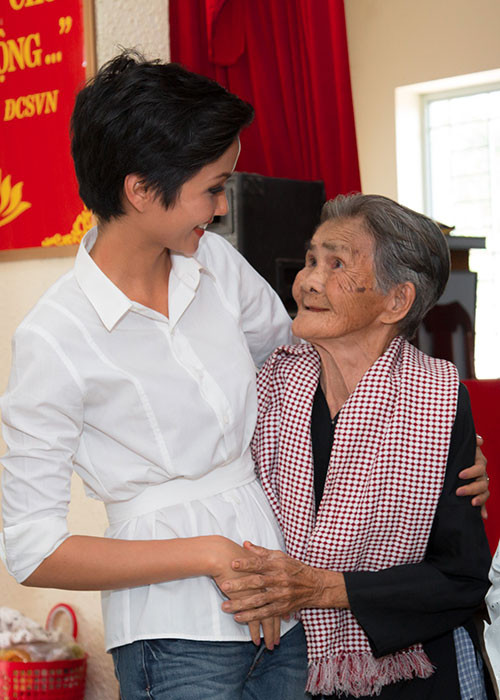 Mặc dù cận kề Tết nhưng H’hen Niê, Hoàng Thùy và Cẩm Tiên vẫn dành thời gian đến với các mảnh đời khó khăn cần được sẻ chia.