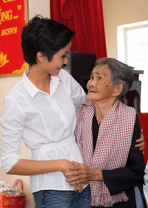 Mặc dù cận kề Tết nhưng H’hen Niê, Hoàng Thùy và Cẩm Tiên vẫn dành thời gian đến với các mảnh đời khó khăn cần được sẻ chia.