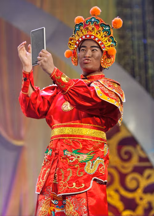 Ca sĩ Minh Quân tham gia Táo quân 2018. Trước đó, anh lần đầu xuất hiện ở Táo quân vào năm 2013. Ảnh: VTV