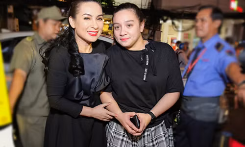 Nữ ca sĩ và con gái ruột Wendy.