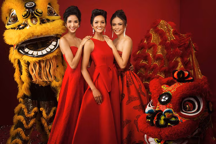 Trong bộ ảnh, top 3 cuộc thi Hoa hậu Hoàn vũ Việt Nam 2017 còn khoác lên mình bộ đầm màu đỏ rực rỡ đậm chất mùa xuân.