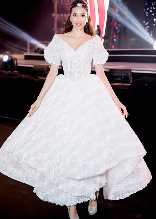 Phạm Hương cũng tham gia chương trình với vai trò khách mời trao giải thưởng “Nhóm nhân vật xã hội truyền cảm hứng đến cộng đồng”.