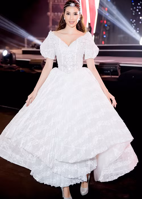 Phạm Hương cũng tham gia chương trình với vai trò khách mời trao giải thưởng “Nhóm nhân vật xã hội truyền cảm hứng đến cộng đồng”.