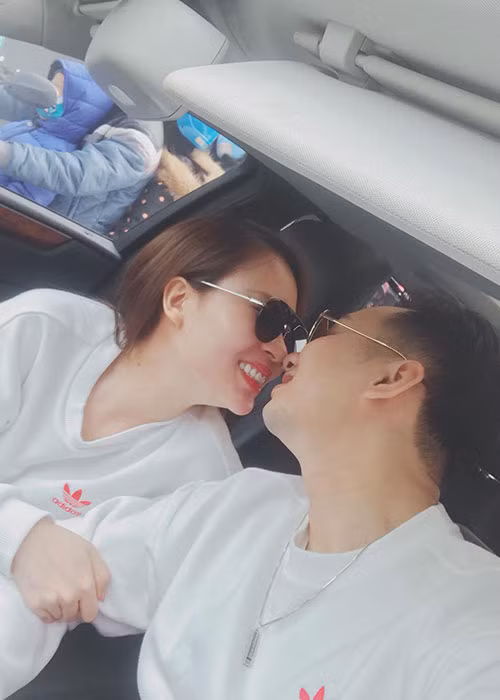 Hình ảnh Thành Trung hạnh phúc bên nửa kia của mình.