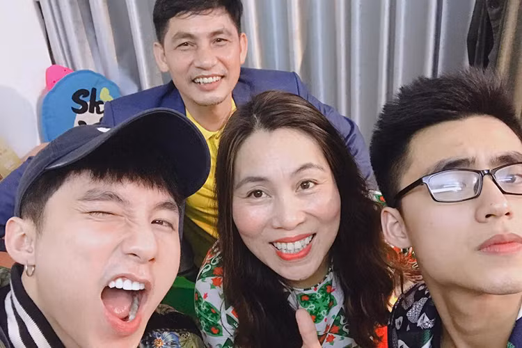 Chia sẻ hình ảnh bên bố mẹ và em trai, sao Việt Sơn Tùng MTP viết: “They are not only my family but also my biggest motivation” (Tạm dịch: Họ không chỉ là gia đình của tôi mà còn là động lực lớn nhất của tôi).