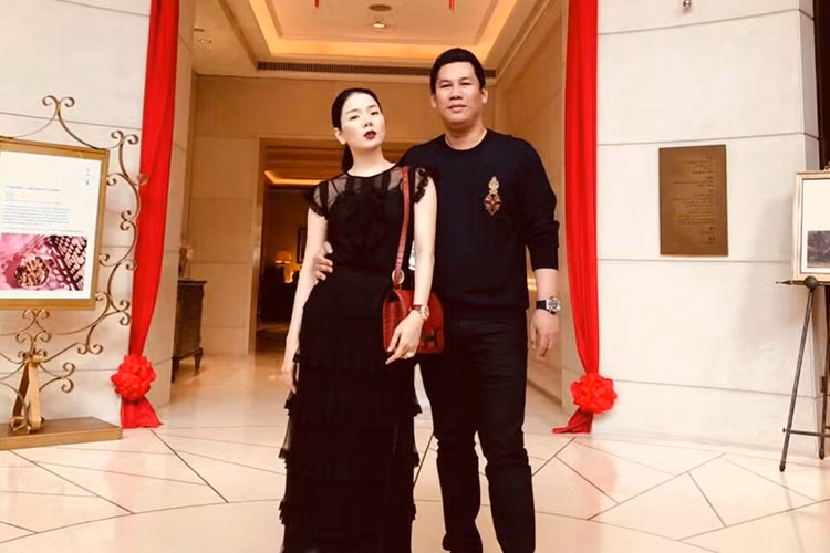 Vợ chồng sao Việt Lệ Quyên tận hưởng kỳ nghỉ ở Singapore.