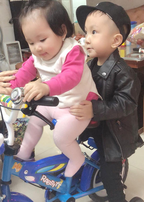 Con gái của Tuấn Hưng xinh xắn, đáng yêu. Trước bé Son, Tuấn Hưng và Thu Hương đã có cậu con trai Su Hào.