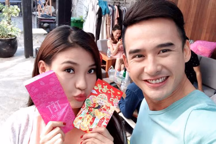 Vợ chồng sao Việt Thúy Diễm - Lương Thế Thành nhận lì xì trong buổi quay phim đầu năm.