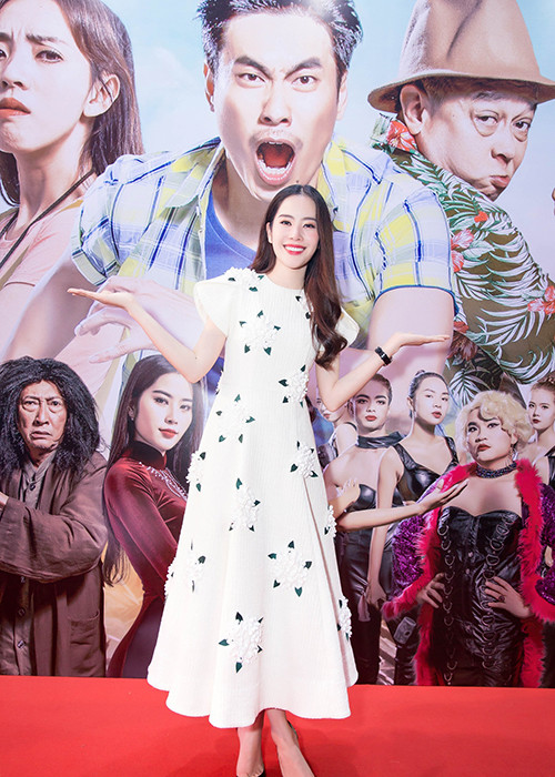 Trong lần trở lại màn ảnh này, Nam Em được “đo ni đóng giày” hình ảnh một cô gái miền Tây xinh đẹp, hiền lành và sở hữu giọng hát ngọt ngào sâu lắng.