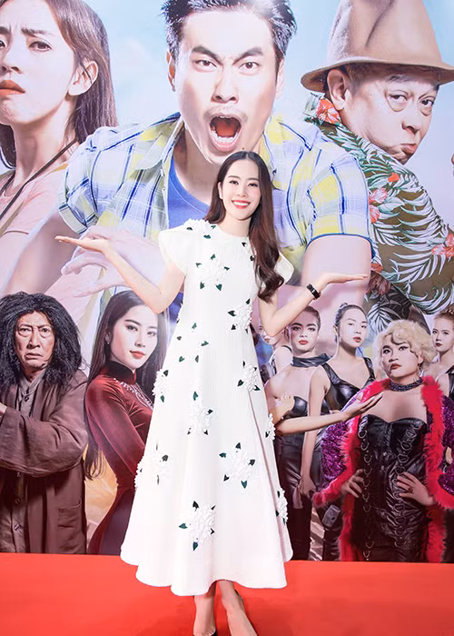 Trong lần trở lại màn ảnh này, Nam Em được “đo ni đóng giày” hình ảnh một cô gái miền Tây xinh đẹp, hiền lành và sở hữu giọng hát ngọt ngào sâu lắng.