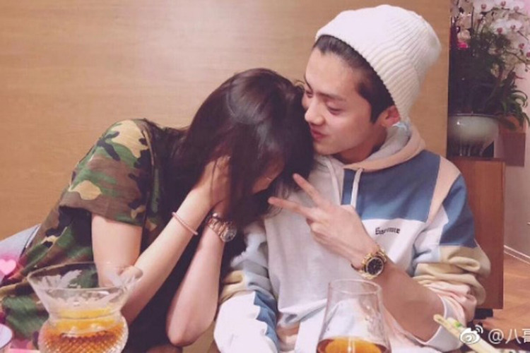 Giữa ồn ào tình cảm, Quan Hiểu Đồng công khai hình ảnh ngọt ngào bên Luhan. Ảnh: Weibo
