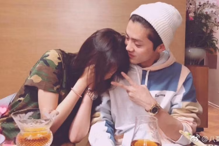 Giữa ồn ào tình cảm, Quan Hiểu Đồng công khai hình ảnh ngọt ngào bên Luhan. Ảnh: Weibo