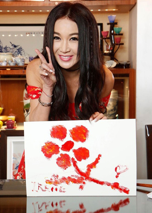 Trong bộ ảnh, nữ diễn viên phim "Đắc Kỷ Trụ Vương" diện bộ đầm cổ chữ V tông đỏ.