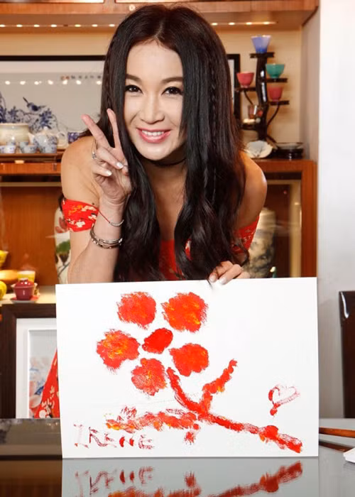 Trong bộ ảnh, nữ diễn viên phim "Đắc Kỷ Trụ Vương" diện bộ đầm cổ chữ V tông đỏ.