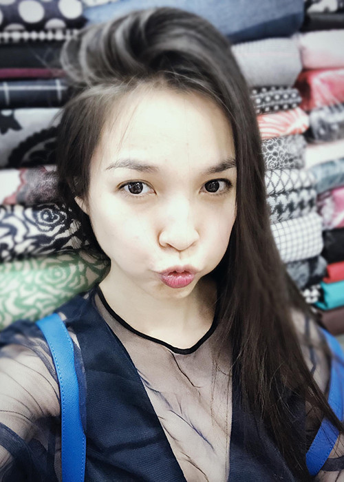 Hiền Thục đã làm mẹ đơn thân trong 16 năm qua. Ngoài đời, cô rất nhí nhảnh, điệu đà.