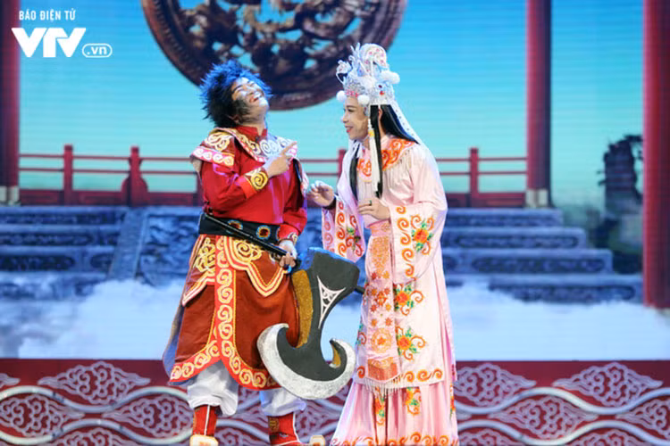 Trang phục của Công Lý trong Táo quân được khen ngợi ngày càng đẹp qua từng mùa. Ảnh: VTV