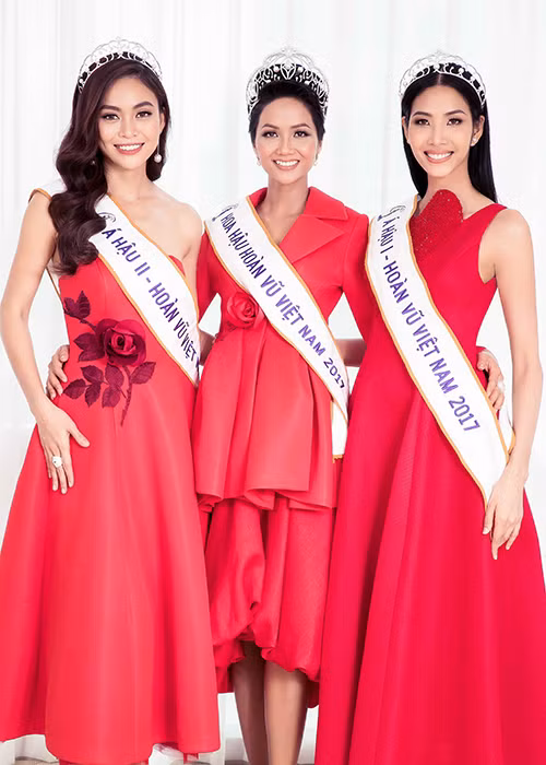 Các người đẹp Hoa hậu Hoàn vũ Việt Nam 2017 diện trang phục màu đỏ nổi bật của nhà thiết kế Đỗ Mạnh Cường.