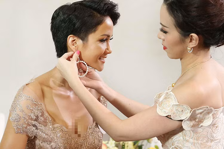 H’hen Niê hút ánh nhìn của người đối diện bởi vẻ đẹp rất riêng.