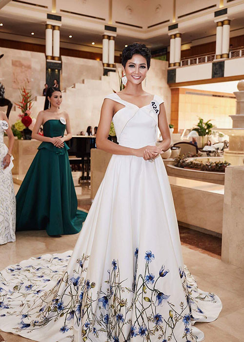 Diện một thiết kế gợi cảm, H'hen Niê nổi bật tại một sự kiện.