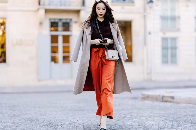 Kỳ Duyên được khen khéo kết hợp trang phục với phụ kiện hàng hiệu. Ảnh: FBNV