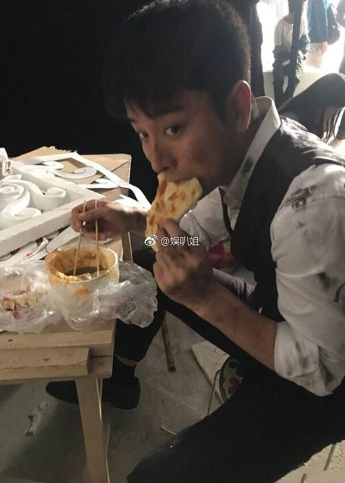 Hình ảnh Giả Nãi Lượng tranh thủ ăn uống trong lúc nghỉ ngơi trên phim trường. Ảnh: Weibo