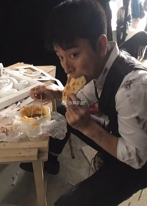 Hình ảnh Giả Nãi Lượng tranh thủ ăn uống trong lúc nghỉ ngơi trên phim trường. Ảnh: Weibo