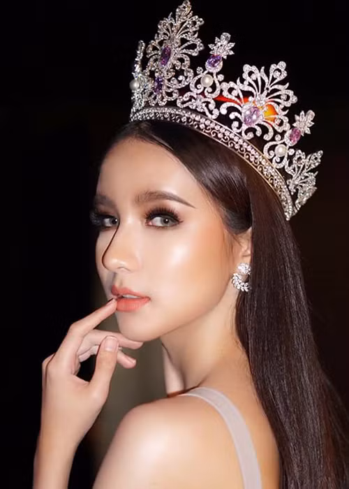 Yoshi Rinrada Thurapan được xem là một trong những đối thủ mà Hương Giang Idol phải dè chừng tại cuộc thi Hoa hậu Chuyển giới Quốc tế 2018.