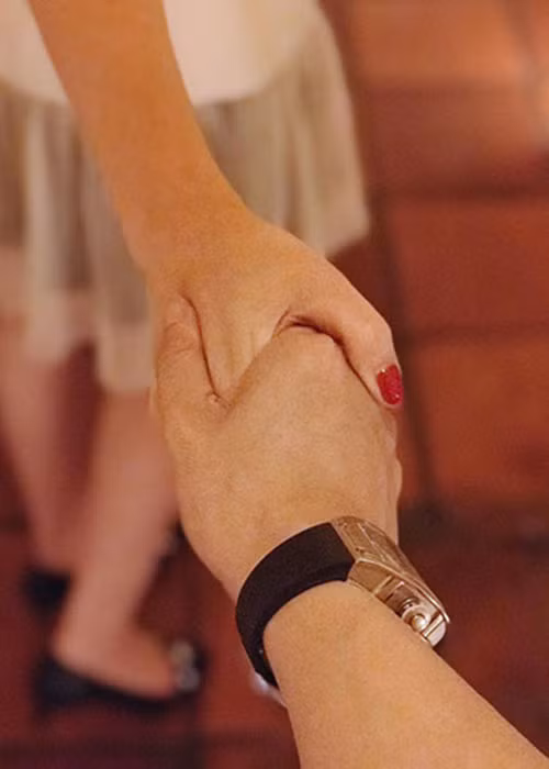 Hình ảnh Phan Thành nắm tay bạn gái Xuân Thảo không rời.