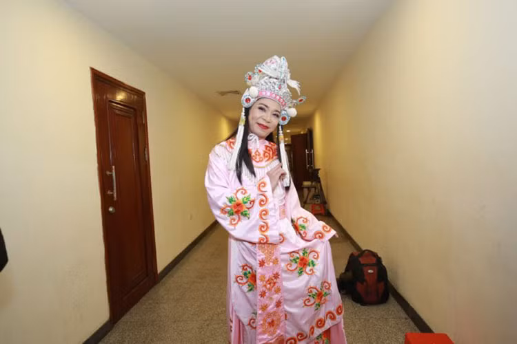 Trong buổi ghi hình đầu tiên của Táo quân 2018, Công Lý còn diện bộ trang phục tông hồng. Ảnh: Dân Việt