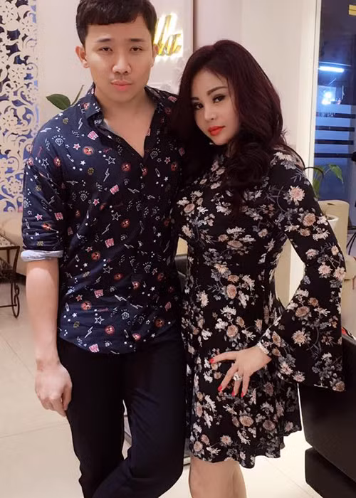 Lê Giang thân thiết bên MC Trấn Thành.