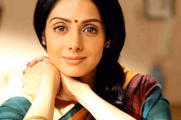 Nữ diễn viên Sridevi Kapoor đột ngột qua đời ở tuổi 55. Theo thông tin, khi đang dự đám cưới của một người cháu, cô bị lên cơn đau tim.