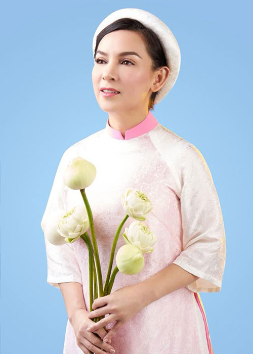 Phi Nhung dịu dàng với áo dài, áo bà ba giản dị.