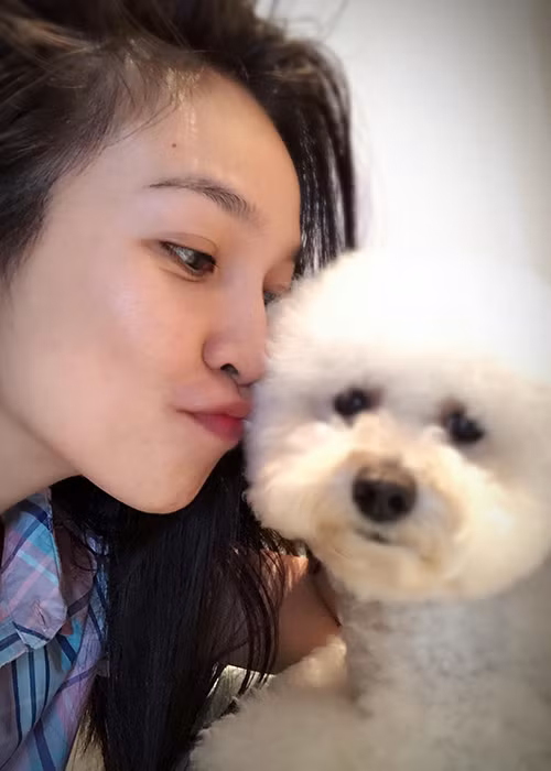 Khoảnh khắc bình yên của Hiền Thục bên chú cún cưng.