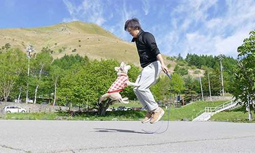 Anh Makoto Kumagai và Purin đang biểu diễn nhảy dây.