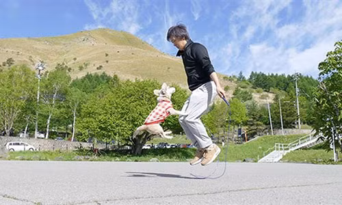 Anh Makoto Kumagai và Purin đang biểu diễn nhảy dây.