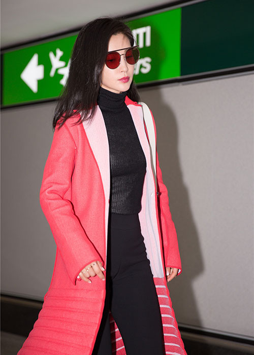 Hình ảnh Lý Băng Băng trẻ trung, chất lừ tại sân bay. Ảnh: Sina