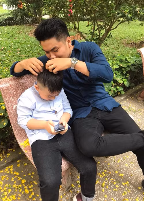 Trên trang cá nhân, Lê Phương chia sẻ không ít khoảnh khắc thân thiết giữa ông xã Trung Kiên và bé Cà Pháo.