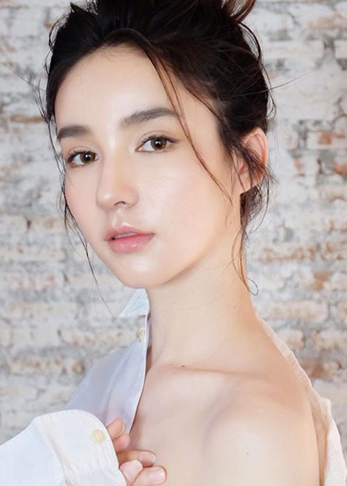 Yoshi sinh năm 1997, đến từ Thái Lan. Năm 2017, cô đăng quang cuộc thi Hoa hậu chuyển giới Thái Lan.