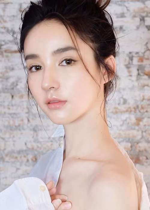 Yoshi sinh năm 1997, đến từ Thái Lan. Năm 2017, cô đăng quang cuộc thi Hoa hậu chuyển giới Thái Lan.