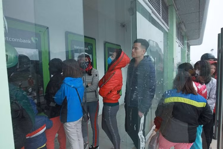Theo ghi nhận của PV báo điện tử Infonet tại khu vực các cây ATM của nhiều ngân hàng trước cổng A khu công nghiệp Thăng Long trong chiều ngày 11/2 (tức 26 tháng Chạp) trong tình trạng hết tiền. Nhiều người lao động phải xếp hàng dài chờ đợi đến lượt được rút tiền kịp về quê ăn Tết.