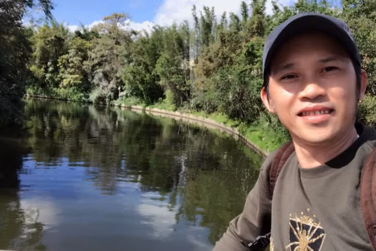 Hoài Linh tươi tắn trong một chuyến vui chơi cùng gia đình ở Mỹ. Ảnh: FBNV