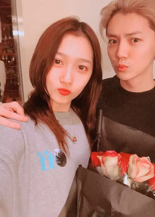 Hình ảnh Luhan vui vẻ đón Valentine cùng Quan Hiểu Đồng. Ảnh: Sina