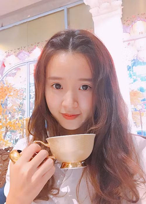 Midu chia sẻ: “Nhà có cô em gái mới 16 tuổi. Dắt đi uống trà, kiếm con trai nhà nào đàng hoàng giới thiệu mà em nó không ưng ai. Đã trẻ trâu lại còn khó tính nên thôi mình mặc kệ nó”.