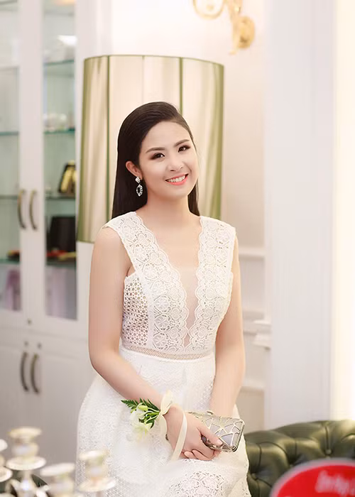 Xinh đẹp, nổi tiếng, Ngọc Hân rất kín tiếng về đời tư. Đến nay, nàng hoa hậu sinh năm 1989 chưa từng công khai chuyện tình cảm với bất kì chàng trai nào. Ảnh: FBNV