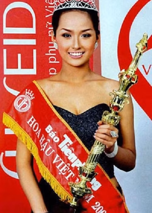 Mai Phương Thúy đăng quang cuộc thi Hoa hậu Việt Nam 2006. Thời điểm đoạt vương miện, cô bị chê có gương mặt không cân đối, nước da ngăm đen. Ảnh: Khám phá