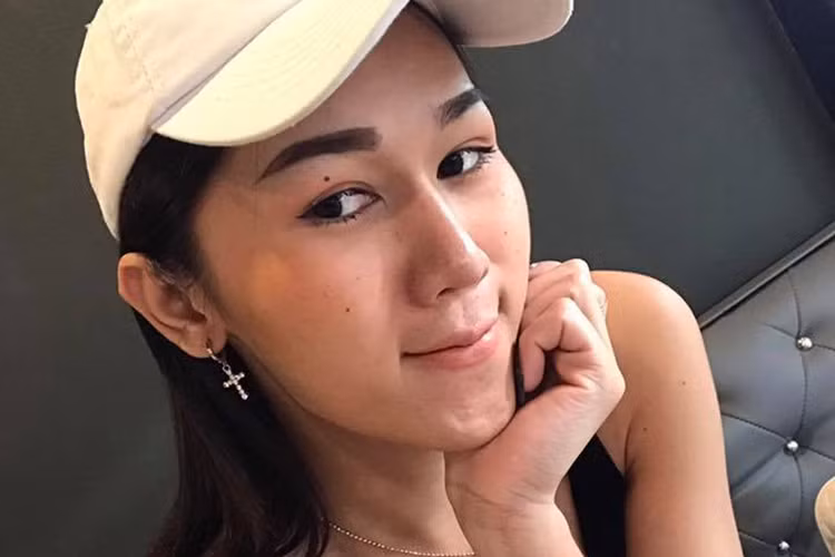 Khi để mặt mộc, Longsy được khen ngợi có làn da căng bóng.