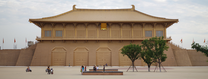 Hoàng cung hoành tráng nhất Trung Quốc này là quần thể kiến trúc cung điện lớn nhất thế giới, chiếm hơn 354ha, gấp 4,5 lần diện tích của Tử Cấm Thành, tức Cố cung ngày nay, gấp 13 lần diện tích Cung điện Louvre.