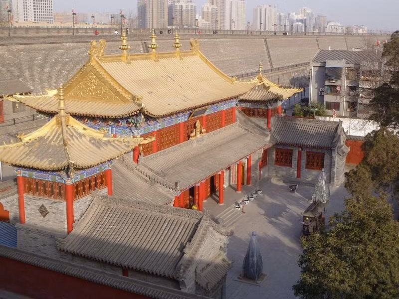 Cả khu cung điện có thể được chia làm hai bộ phận: tiền triều và nội đình. Tiền triều được sử dụng chủ yếu cho các buổi triều hội. Nội đình chủ yếu phục vụ cho nhu cầu cư trú và thưởng lãm. Cửa chính của Cung Đại Minh là Cổng Đan Phượng kết nối với trục đường chính rộng 176m.