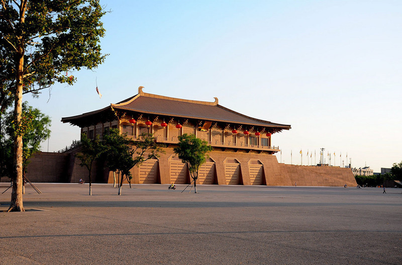 Tam đại điện của Đại Minh cung nối liền nhau trên trục chính, phân bố theo kết cấu “trước đường sau phòng”. Kết cấu thiết kế kiến trúc này cũng được các triều tiếp theo như Tống, Nguyên, Minh học tập để xây dựng Hoàng cung.